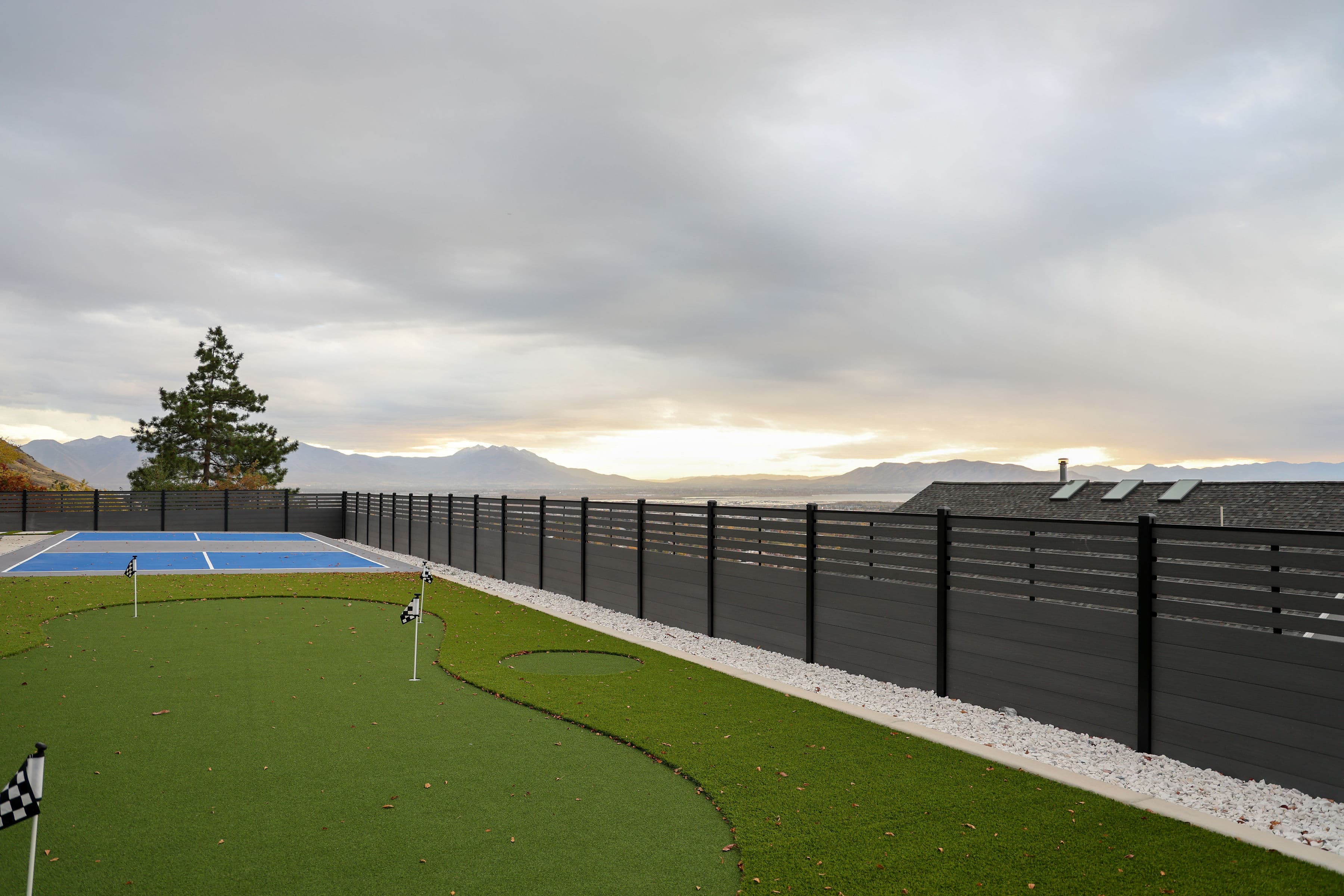 Composite fence in winter snow conditions